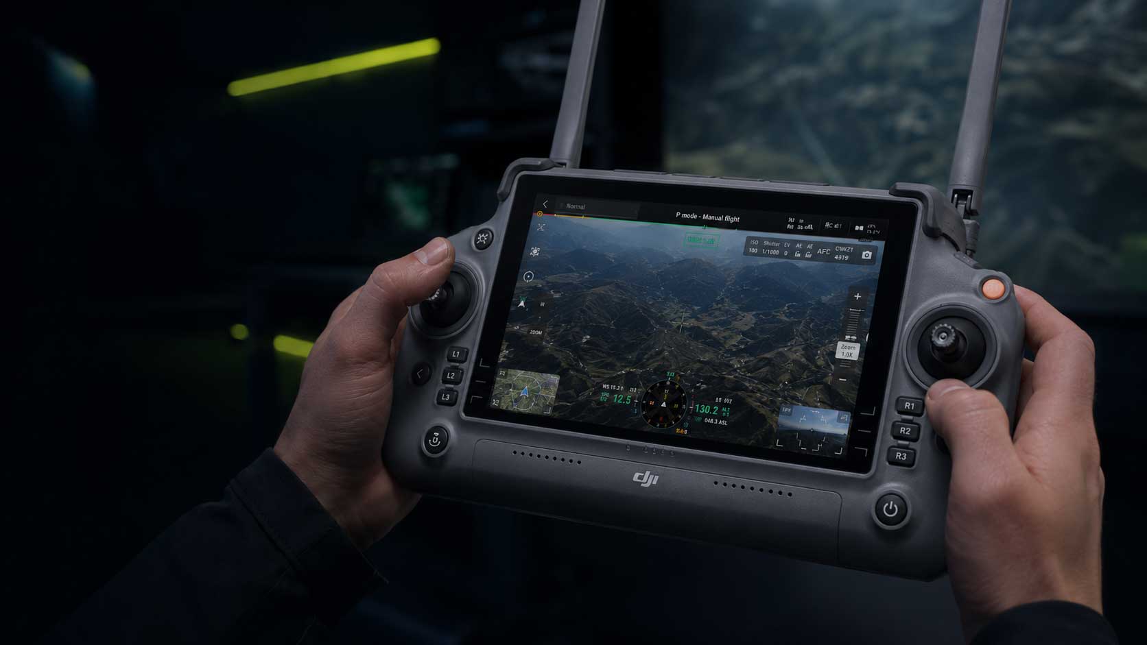 Handen bedienen een professionele dronecontroller